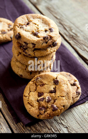 Chocolate Chip cookies sur brown et serviette de table en bois rustique Banque D'Images