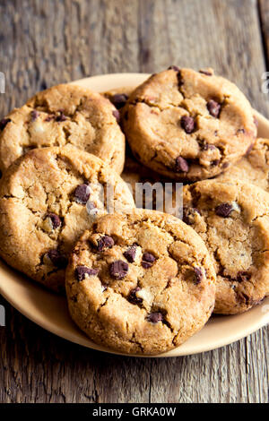 Cookies aux pépites de chocolat sur la plaque et table en bois rustique Banque D'Images