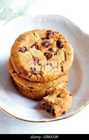 Cookies aux pépites de chocolat dans un bol blanc close up Banque D'Images