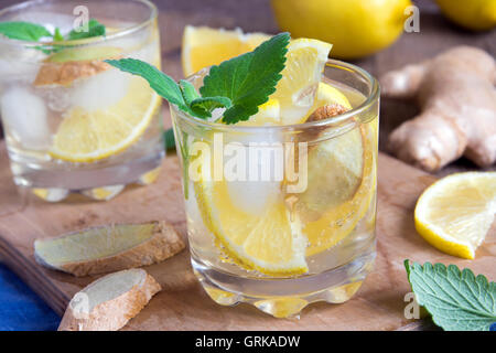 Le soda au gingembre soda au citron, la menthe, le gingembre et la glace sur fond de bois rustique Banque D'Images