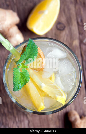 Le soda au gingembre soda au citron, la menthe, le gingembre et la glace sur fond de bois rustique Banque D'Images