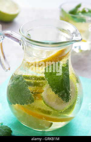 L'eau (Detox) Limonade à la lime, citron et menthe en pot de verre Banque D'Images