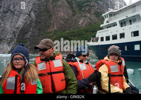 Les passagers de croisière safari s'efforcer à gués la terreur, Endicott Arm, la Forêt Nationale Tongass, Alaska, USA. Le 49e État, le l Banque D'Images