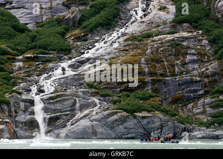 Les passagers de croisière dans un bateau en face de Dawes veaux dans le glacier du bras d'Endicott fjord Tracy Arm dans la terreur des gués Wildernes Banque D'Images