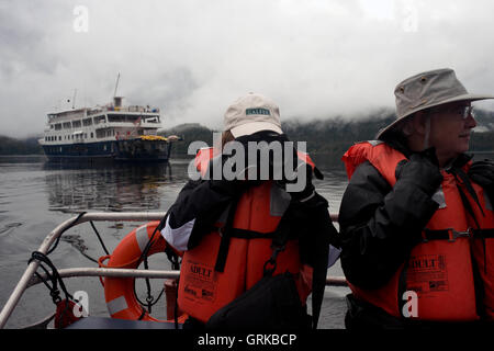 Avec des jumelles de l'équipage sur bateau de croisière safari s'efforcer à l'ancre à gués la terreur, Endicott Arm, la Forêt Nationale Tongass, Juneau, un Banque D'Images