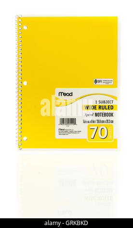 Winneconne, WI - 20 août 2016 : Mead spiral notebook jaune sur un fond isolé. Banque D'Images