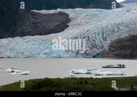 Glacier de Mendenhall Juneau Alaska. Vue panoramique sur le glacier de Mendenhall et Mendenhall Lake de West Glacier Trail, Juneau, Alaska du Sud-Est. Banque D'Images