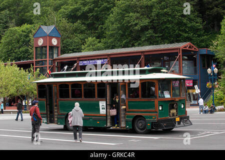 Juneau, Alaska. USA. Chariot d'antiquités. Les gens de se mettre sur le support mobile bus près de Mt Roberts le tram au centre-ville de Juneau, Alaska, Unité Banque D'Images