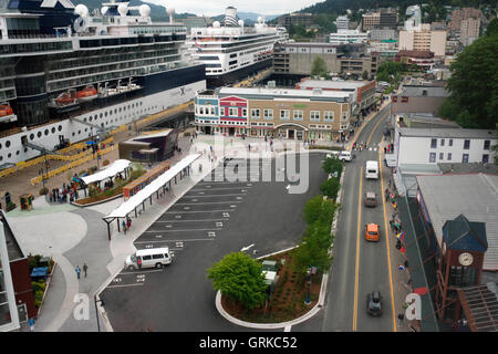 Le centre-ville de Juneau, ville. De l'Alaska. USA. Dockeds navire de croisières entre montagnes enneigées et le Mont Roberts Tramway dans Juneau d Banque D'Images