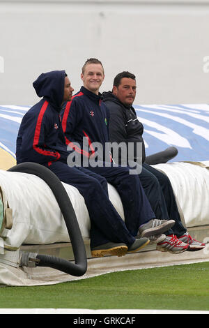 Les membres du personnel au sol de Glamorgan demeurent positives lors de l'attente pour le jeu pour commencer - Glamorgan LA CCC vs Essex CCC - LV County Championship Deux Division au stade de Cricket SWALEC, Sophia Gardens, Cardiff, Pays de Galles - 03/05/12 Banque D'Images
