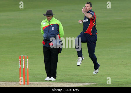 David Maîtrise en action bowling d'Essex - Kent Essex Eagles vs Spitfires - La vie d'amis T20 Cricket au St Lawrence Ground, Canterbury - 06/07/12 Banque D'Images