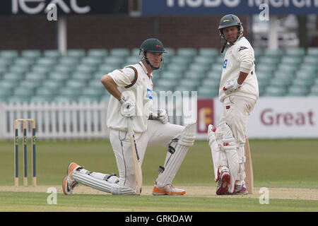 Vous Jefferson (L) et Ramnaresh Sarwan de Leicestershire en plein milieu - Leicestershire LA CCC vs Essex CCC - LV County Championship Division Two à Cricket Grace Road, Leicester - 18/05/12 Banque D'Images