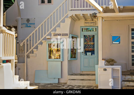 Les maisons blanchies à la chaux et des rues étroites Hora Mykonos Cyclades Grèce Banque D'Images