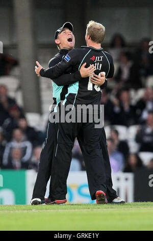 Les joueurs de Surrey célébrer le guichet de James Franklin - Surrey Lions contre l'Essex Eagles - La vie d'amis T20 Division sud de cricket au Kia Oval,Londres - 13/06/12. Banque D'Images