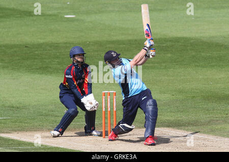 James Foster peuvent seulement regarder comme Scott l'Styris hits six essais pour Sussex - Sussex Sharks vs Essex Eagles - La vie d'amis T20 Cricket au sol, comté de Probiz Hove - 24/06/12 Banque D'Images