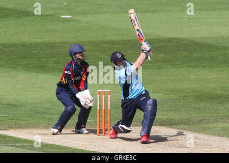 James Foster peuvent seulement regarder comme Scott l'Styris hits six essais pour Sussex - Sussex Sharks vs Essex Eagles - La vie d'amis T20 Cricket au sol, comté de Probiz Hove - 24/06/12 Banque D'Images