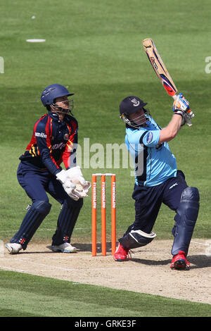 James Foster peuvent seulement regarder comme Scott l'Styris hits six essais pour Sussex - Sussex Sharks vs Essex Eagles - La vie d'amis T20 Cricket au sol, comté de Probiz Hove - 24/06/12 Banque D'Images