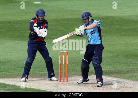 James Foster peuvent seulement regarder comme Joe Gatting hits quatre descentes pour Sussex - Sussex Sharks vs Essex Eagles - La vie d'amis T20 Cricket au sol, comté de Probiz Hove - 24/06/12 Banque D'Images