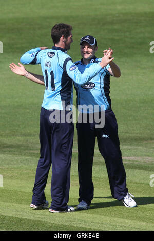 Chris Liddle (L) célèbre le guichet d'Essex batteur James Frankilin - Sussex Sharks vs Essex Eagles - La vie d'amis T20 Cricket au sol, comté de Probiz Hove - 24/06/12 Banque D'Images