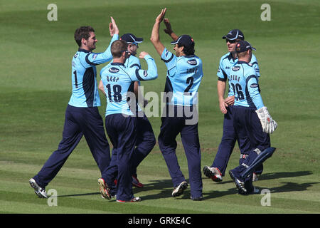 Chris Liddle (L) célèbre le guichet du batteur James Frankilin Essex avec ses coéquipiers - Sussex Sharks vs Essex Eagles - La vie d'amis T20 Cricket au sol, comté de Probiz Hove - 24/06/12 Banque D'Images