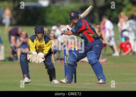 Graham Napier en action au bâton d'Essex - Upminster CC vs Essex CCC - Graham Napier Cricket Match Prestations à Upminster Park - 09/09/12 Banque D'Images