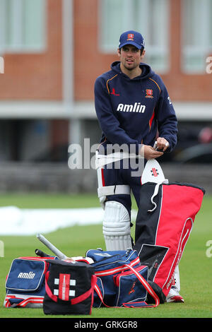 Alastair Cook, de l'Essex et l'Angleterre se prépare pour la pratique de l'avant des filets Jour 1 - Cambridge MCCU vs Essex CCC - amical d'avant saison match de cricket Fenners Sol, Cambridge - 07/04/14 Banque D'Images