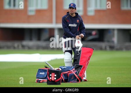 Alastair Cook, de l'Essex et l'Angleterre se prépare pour la pratique de l'avant des filets Jour 1 - Cambridge MCCU vs Essex CCC - amical d'avant saison match de cricket Fenners Sol, Cambridge - 07/04/14 Banque D'Images