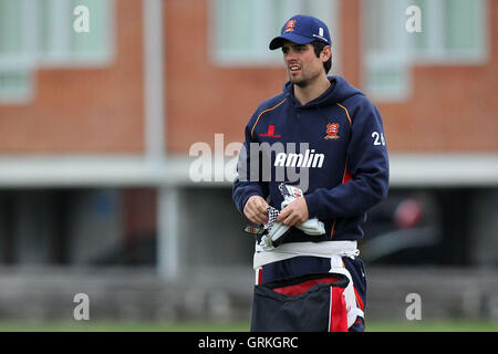 Alastair Cook, de l'Essex et l'Angleterre se prépare pour la pratique de l'avant des filets Jour 1 - Cambridge MCCU vs Essex CCC - amical d'avant saison match de cricket Fenners Sol, Cambridge - 07/04/14 Banque D'Images