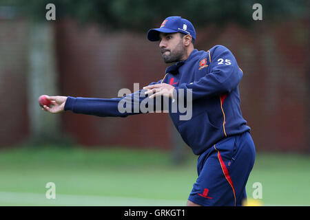 Ravi Bopara et de l'Essex en Angleterre au cours de la pratique de l'avant des filets Jour 1 - Cambridge MCCU vs Essex CCC - amical d'avant saison match de cricket Fenners Sol, Cambridge - 07/04/14 Banque D'Images