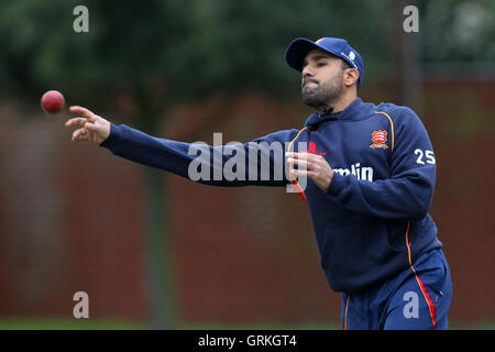 Ravi Bopara et de l'Essex en Angleterre au cours de la pratique de l'avant des filets Jour 1 - Cambridge MCCU vs Essex CCC - amical d'avant saison match de cricket Fenners Sol, Cambridge - 07/04/14 Banque D'Images