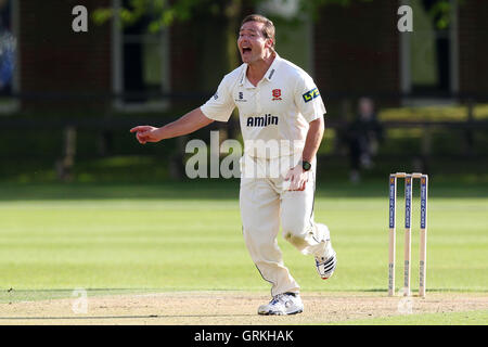 Graham Napier d'Essex appels pour un guichet - Cambridge MCCU vs Essex CCC - amical d'avant saison match de cricket Fenners Sol, Cambridge - 09/04/14 Banque D'Images