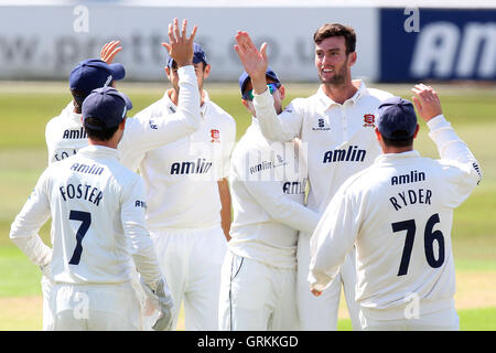 Reece Topley d'Essex est félicité pour le guichet de Chris Dent - Essex LA CCC vs Gloucestershire CCC - LV County Championship Division Two de cricket au sol du comté de Ford, Chelmsford - 29/06/14 Banque D'Images