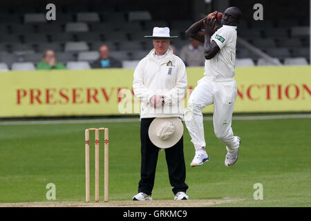 Robbie Joseph dans bowling pour action - Essex Kent Kent vs CCC CCC - amical d'avant saison match de cricket l'Essex County Ground, Chelmsford - 03/04/14 Banque D'Images