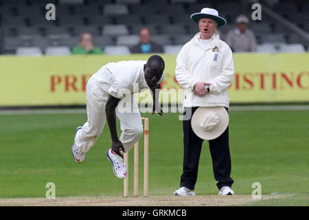 Robbie Joseph dans bowling pour action - Essex Kent Kent vs CCC CCC - amical d'avant saison match de cricket l'Essex County Ground, Chelmsford - 03/04/14 Banque D'Images