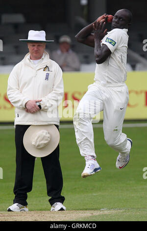 Robbie Joseph dans bowling pour action - Essex Kent Kent vs CCC CCC - amical d'avant saison match de cricket l'Essex County Ground, Chelmsford - 03/04/14 Banque D'Images