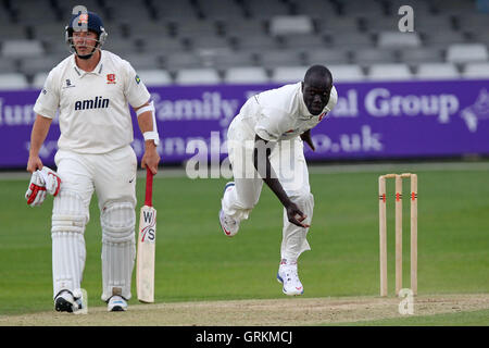 Robbie Joseph dans bowling action pour Kent comme Graham Napier ressemble sur - la CCC vs Essex Kent CCC - amical d'avant saison match de cricket l'Essex County Ground, Chelmsford - 03/04/14 Banque D'Images