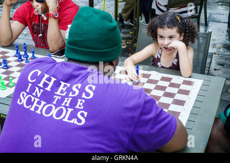 New York City,NY NYC Manhattan,Midtown,Bryant Park,parc public,jeux,échecs,jeu,plateau,Noir adulte,adultes,homme hommes,femme femmes,fille filles Banque D'Images