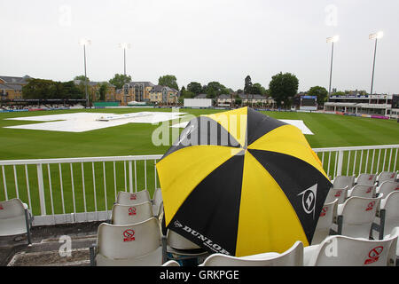 Un spectateur abris sous un parapluie que la pluie cesse de jouer sur deux jours - Essex LA CCC vs Surrey CCC - LV County Championship Division Two de cricket au sol du comté d'Essex, Chelmsford, Essex - 26/05/14 Banque D'Images