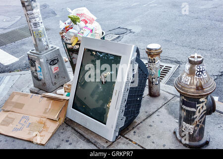 New York City,NY NYC Lower Manhattan,coin de rue,déchets,déchets,déchets,déchets,dumping illégal,télévision,NY160715253 Banque D'Images