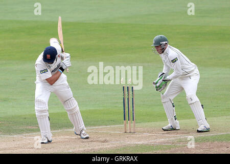 Nick Browne d'Essex est joué par Moeen Ali comme Ben Cox semble sur la CCC vs Essex - CCC - Worcestershire LV County Championship Division Two de cricket au sol du comté d'Essex, Chelmsford, Essex - 24/09/14 Banque D'Images