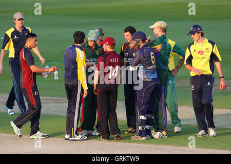 Joe Ellis-Grewal de la Essex League XI est félicité pour le guichet d'Alastair Cook - Eagles vs Essex Essex Shepherd Neame League XI - 20 20 à l'Essex County Cricket Ground, Chelmsford - 15/05/14 Banque D'Images