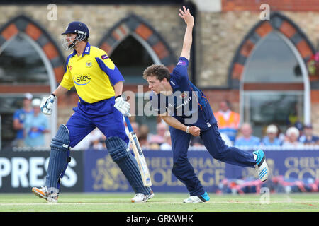 Matt Salisbury en action bowling d'Essex - Gloucestershire CCC vs Essex Eagles - NatWest T20 Cricket Blast à Cheltenham College, Cheltenham, GLOUCESTERSHIRE - 20/07/14 Banque D'Images