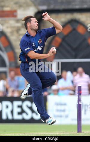 Graham Napier dans bowling action pour l'Essex - Gloucestershire CCC vs Essex Eagles - NatWest T20 Cricket Blast à Cheltenham College, Cheltenham, GLOUCESTERSHIRE - 20/07/14 Banque D'Images