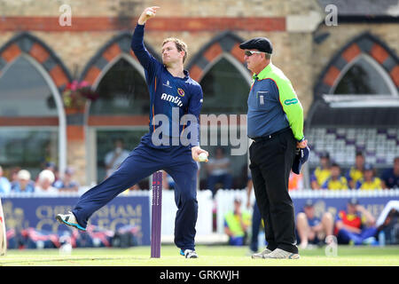 Tim Phillips dans bowling action pour l'Essex - Gloucestershire CCC vs Essex Eagles - NatWest T20 Cricket Blast à Cheltenham College, Cheltenham, GLOUCESTERSHIRE - 20/07/14 Banque D'Images