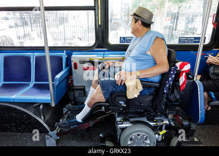 New York City,NY NYC Lower Manhattan,Chinatown,MTA,bus,fauteuil roulant électrique,handicapé,adulte,adultes,homme hommes,passager passagers rider riders,pilote, Banque D'Images