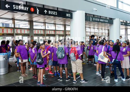 New York City, NY NYC Lower Manhattan, quartier financier, terminal de ferry de Whitehall, Staten Island Ferry, sortie, Black minorités, homme garçon garçons enfants Banque D'Images