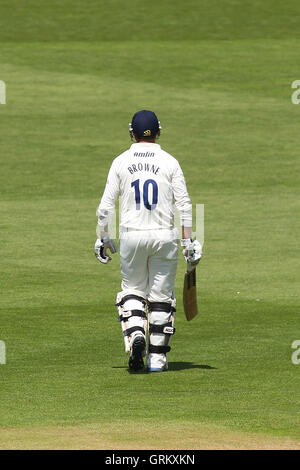 Nick Browne of Essex marche arrêt ayant été rejeté - LA CCC vs Essex Kent CCC - LV County Championship Division Two de cricket au St Lawrence Ground, Canterbury - 08/06/14 Banque D'Images