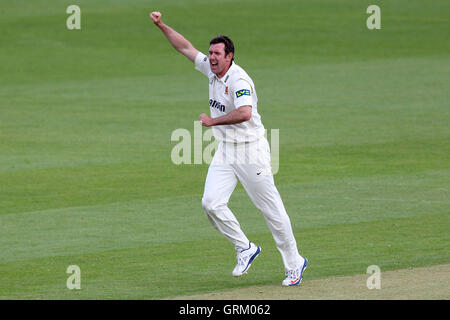 David Masters of Essex célèbre le guichet de Graeme Smith - Surrey CCC vs Essex CCC - LV County Championship Division Two de cricket au Kennington Oval, Kia, Londres - 22/04/14 Banque D'Images