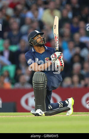 Ravi Bopara se tourne vers le ciel comme il trous du bowling de Gareth Batty - Surrey Lions contre l'Essex Eagles - T20 NatWest Blast de cricket au Kia Oval, London - 06/06/14 Banque D'Images