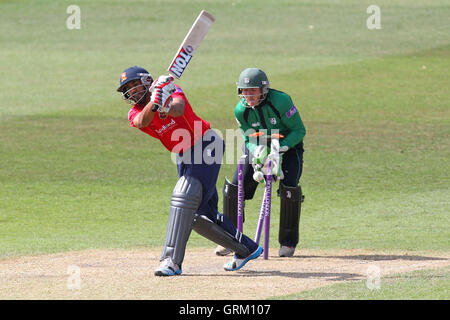 Ravi Bopara d'Essex est joué par Joe Leach que Ben regarde sur Cox - Worcestershire Rapids vs Essex Eagles - Royal London Simatai Cup à New Road, Worcester - 27/07/14 Banque D'Images